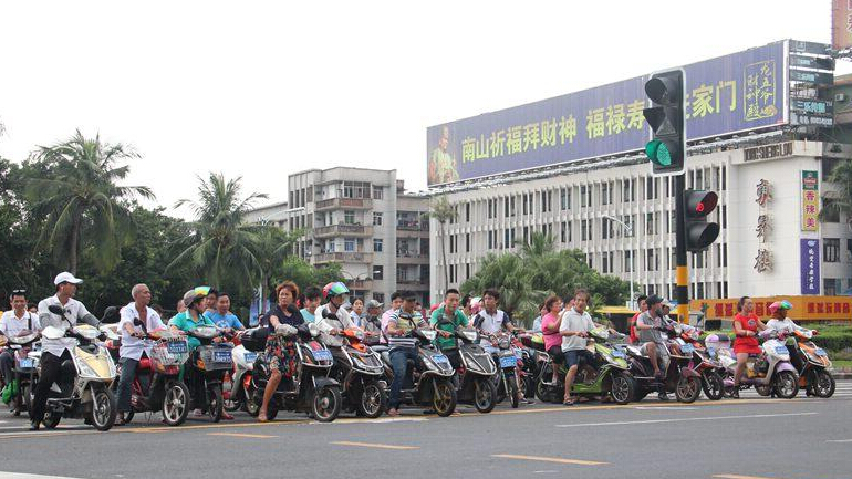 海口电动车乱象明显好转 交通秩序大不同