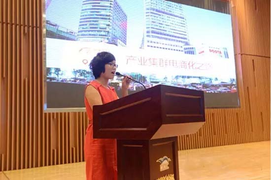 市商务局局长唐振兴与高新区管委会主任沈海生为高新区阿里巴巴沧州