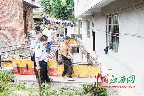 日前,在吉安市遂川县发生一起重大故意杀人案,一对夫妇在光天化日之下