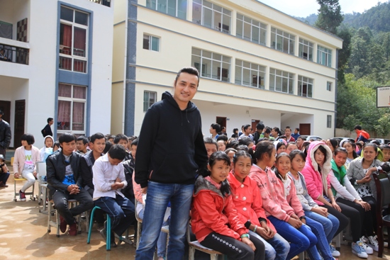刘思远与丽江永胜东山乡儿童在一起