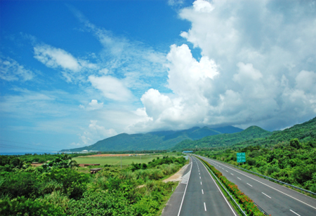 为改善海南东部沿海道路的通行条件,g98海南环岛高速公路石梅湾至三亚