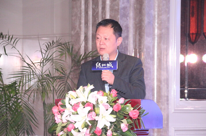 绿地集团西安公司技术研发总监张峡丰为来宾解读湿地公园最终规划.