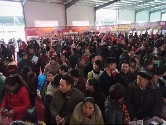 活动现场频现全家几口齐上阵抢购场面!