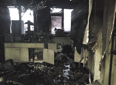 昨日,清华大学化学系何添楼二楼一实验室爆炸起火,事发实验室内一片