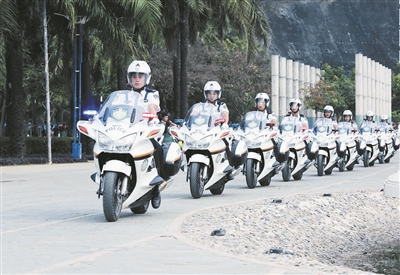 3月7日,大东海旅游景区,三亚旅游警察支队骑警在景区内巡逻.