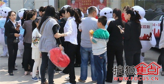 聚众围观大白的人类