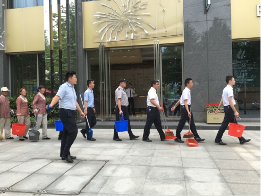走进西北湖公园,可以看到他们有的人在清理步道周边的草丛以及其他隐蔽处的垃圾,有的则在草坪捡拾烂木头、白色垃圾,还有的在打捞湖泊内漂浮的垃圾,难道他们是西北湖公园管理部的工作人员吗?记者随机询问了一位正在捡矿泉水的小伙子,只见他的T恤已被汗打湿,他擦了擦额头的汗表示自己并不是工作人员,只是马上世界环境日就要到了,想为西北湖的环保尽自己的一份心力。渐渐他们的行动吸引了众多人的注意,并得到一致好评,似乎也感动了一些来西北湖踏青的游客,几位游客也加入他们的行列,一同将废弃物丢入垃圾桶。