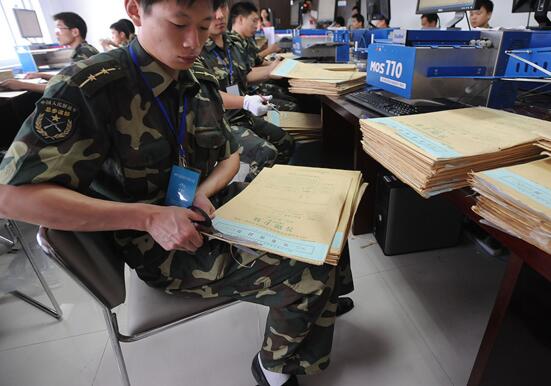 高考试卷押运都是在考前几天,经过周密安排,严格保密.