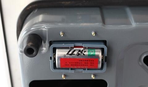 通常燃气灶采用1号电池,为了不影响使用,可在家中常备一块电池.