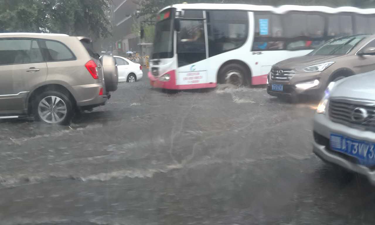 直击太原暴雨"大考 市长焦急查雨情(组图)