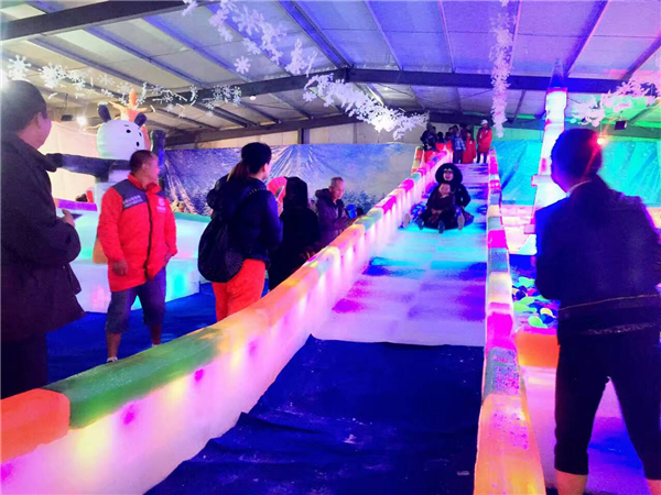 南昌华南城梦幻冰雪大世界冰爽开幕 激'冻'人心
