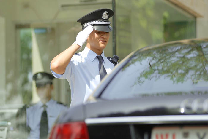 保安的职责与挑战，当保安找人短剧的背后故事，保安的职责与挑战，短剧保安找人背后的故事揭秘