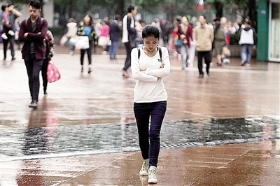 观音桥,气温下降,市民穿着厚厚的衣服上街.本报记者 雷键 摄