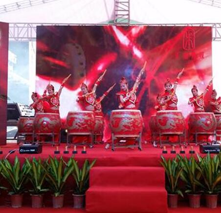 精彩的打鼓表演现在是情调乐队表演现在，给大家献上的是小丑助兴表演（