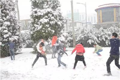 打雪仗是大人和孩子在冬季都非常喜爱的活动之一,它能增加人与人之间