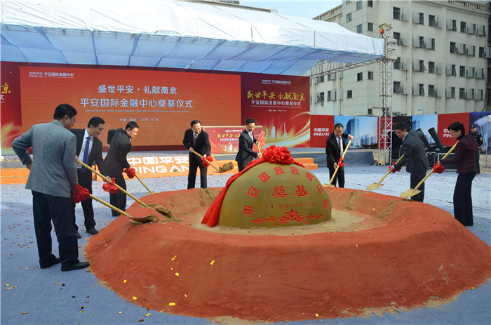 城市生长的力量是招商蛇口的品牌主张。在招商蛇口看来,每一座城市,有如生命,自然丰盛,持续生长。在城市生长的力量背后,是招商蛇口的两大支撑:SMART智慧的开发运营理念和前港、中区、后城多元结合的业务结构。目前,在多元化转型过程中,地产与文化的结合、地产与金融的结合成为新的趋势。作为城市转型升级的开拓者和成功实践者,招商蛇口摸索出前港、中区、后城独特的产业发展模式,集产、网、融、城一体化营造生态化、国际化、现代化的城市氛围,助力城市的发展再升级。