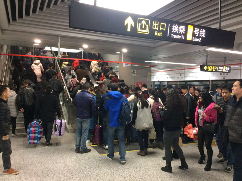 实拍降雪天地铁人流 郑州地铁6盘出行无压力