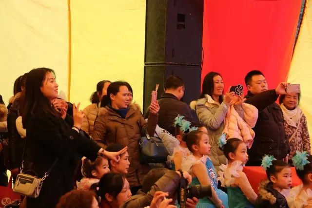 这里竟然比平安夜的解放路更热闹！