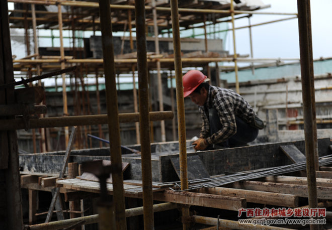 南宁市某建筑工地,工人正在施工(资料图)