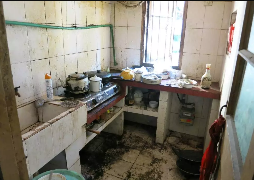 装修前:老旧的厨房,没有抽油烟机,厨具设备也很简陋,非常脏乱差.