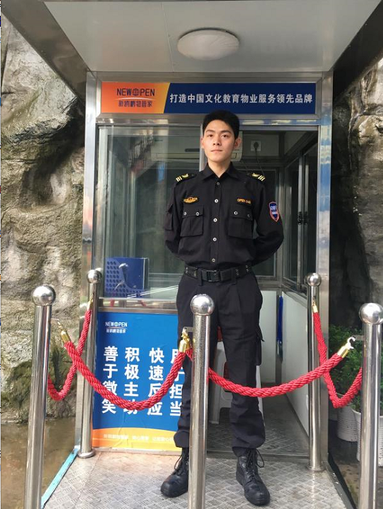 保安小哥撞脸霍建华