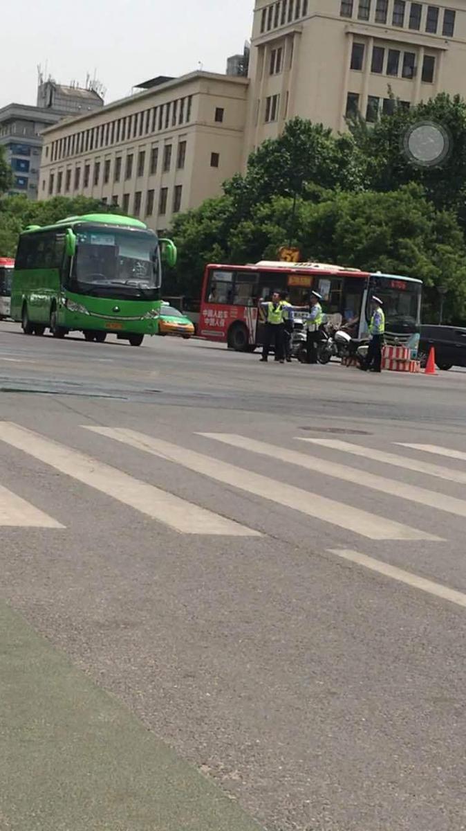 西安西华门十字执勤女交警被撞飞 肇事司机被控制