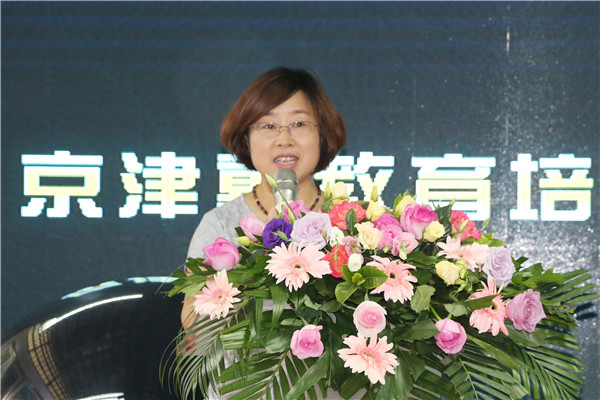 保定麒麟职业素质能力培训学校校长谭静发表讲话 保定校园服务委员会