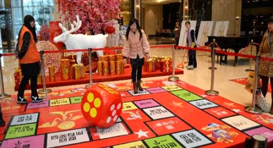 看笑容展在孩子脸上 掷骰子,开宝箱 还记得儿时风靡一时的大富翁游戏