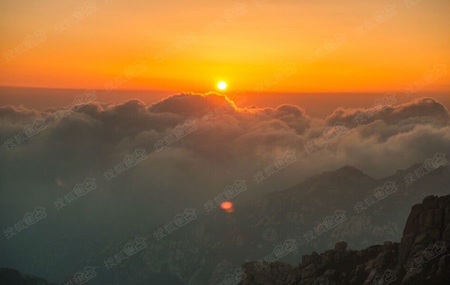 和辛苦早起看日出相比,站在崂山之巅观赏太阳下山从容了很多.