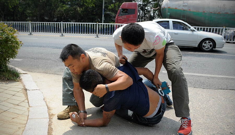 【图片刑警】单挑嫌犯老辛赤手空拳追逃故事厂花李宝丽电视剧v图片看图片