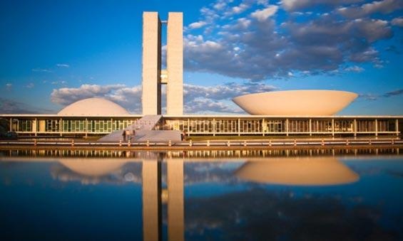 议会大厦不仅是巴西政府的议政之地,在建筑界中也以其具有未来性的