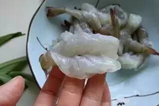快速去虾线虾头的方法 a_366865881.jpg