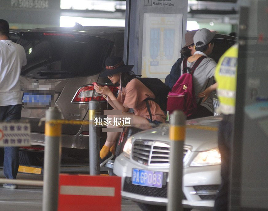 机场推行李箱的视频 a_369209109.jpg