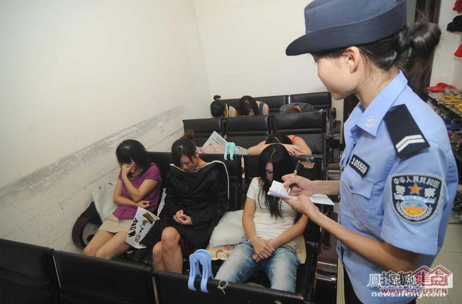 图:南宁警方重拳扫黄 90后站街女路边揽客