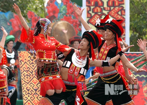 白沙黎族人民载歌载舞庆祝传统节日——三月三