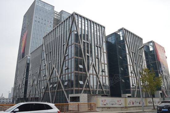 天元国际位于越城区云东路与梅龙湖路交叉口 东临梅龙河 北接都泗门河