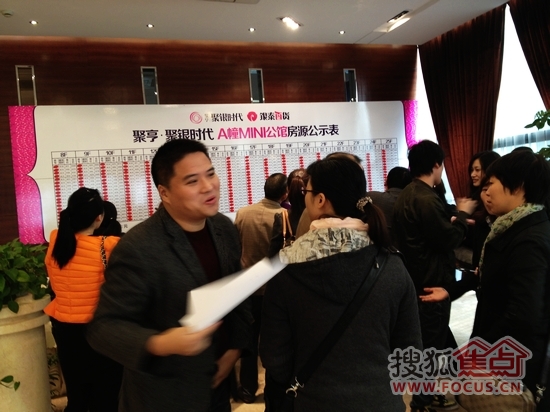 聚银时代小公馆开盘 客户集聚售楼处销售火爆 银泰聚银时...
