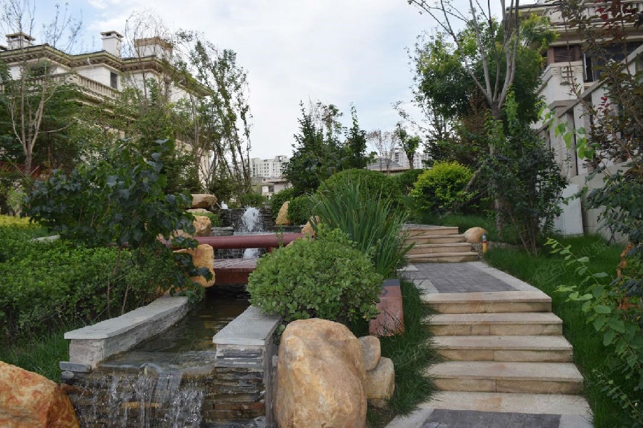 图为天山龙玺一期社区台地园林实景