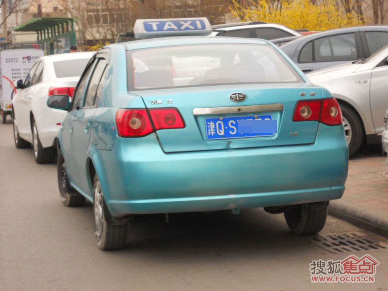 图:拍到的天津山寨出租车!还挂着正规公司的标志!