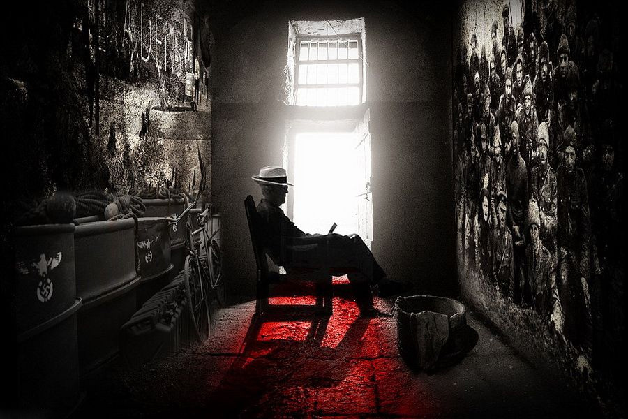 在摄影师保罗·阿尔维的镜头下,阳光穿过房门,射入漆黑的房间,一名