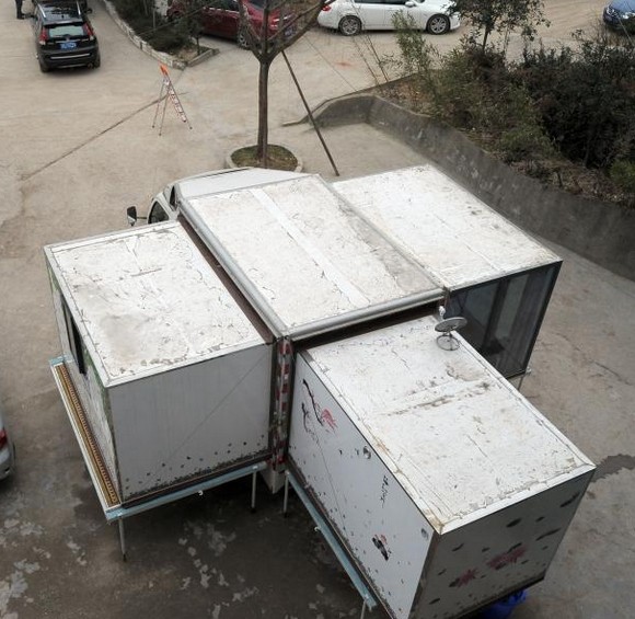 4男子合资货车改房车 30万建移动别墅