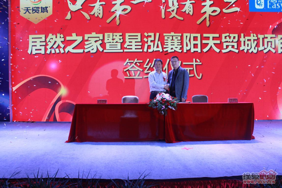 长虹北路是襄阳的南北主干道和商业主轴,两侧自南向北汇聚了民发商业