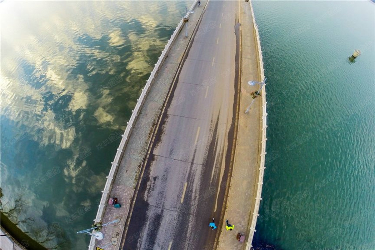 藏龙倚湖逸墅实景图-汤逊湖上的湖东路看小区