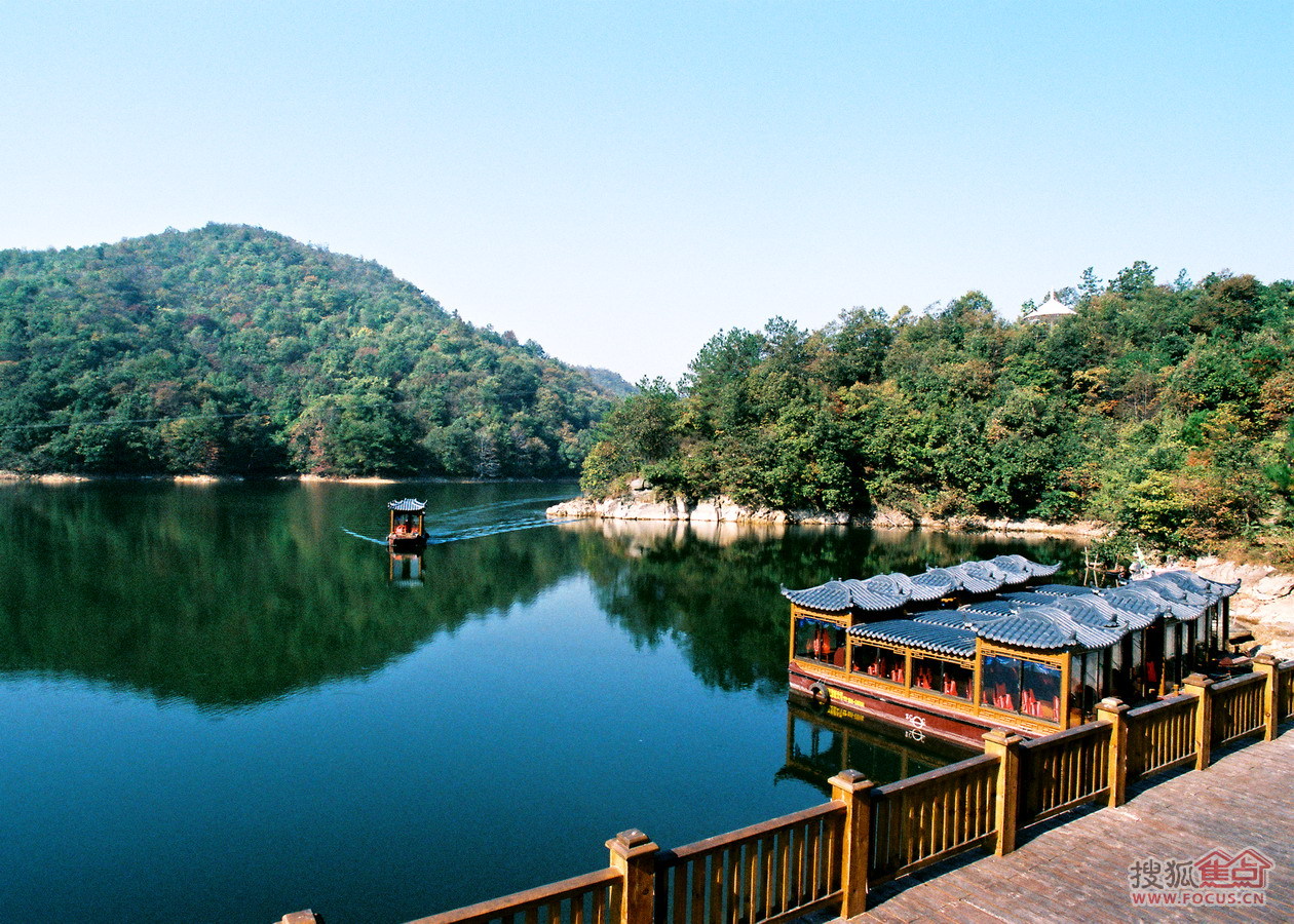 木兰生态旅游区西部,东与木兰山,木兰湖毗邻