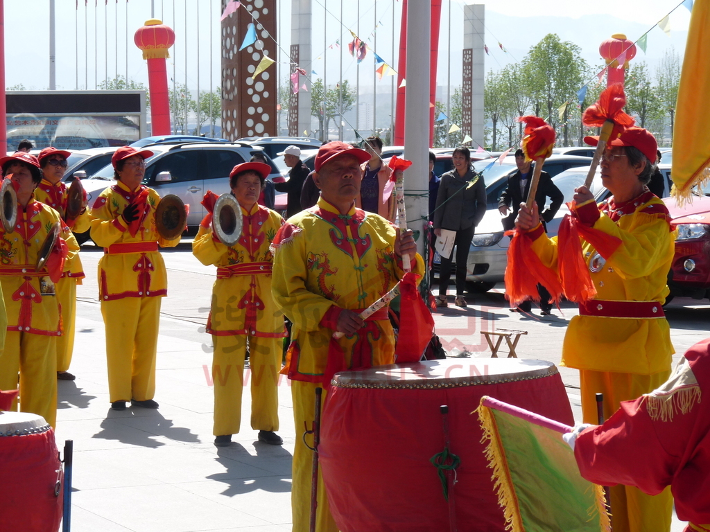 图:大爷大妈精神矍铄敲锣鼓!