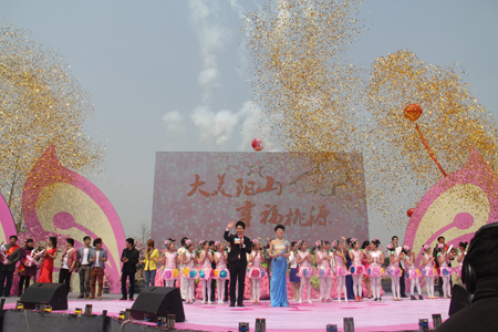 2013年3月25日,第十七届中国·阳山桃花节开幕式暨