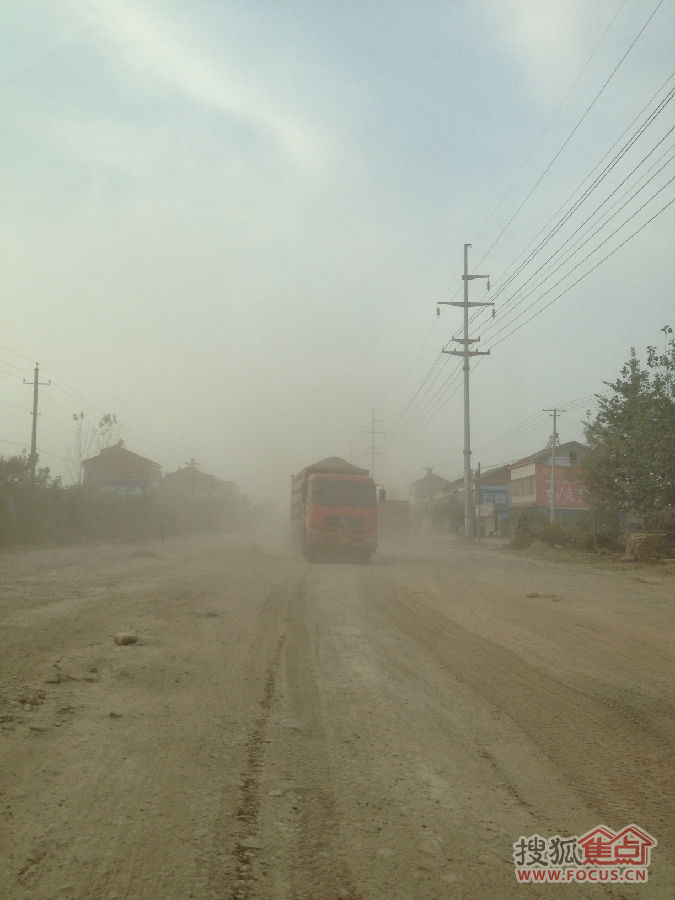 当阳东高速路口-当阳城区修路灰尘漫天 沿路居民吸尘度日
