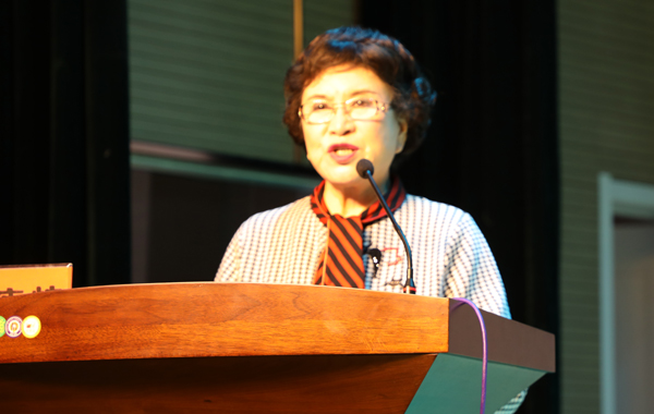 典礼上,刘兰芳老师神采奕奕,发表了热情洋溢的讲话:鞍山市人民政府副