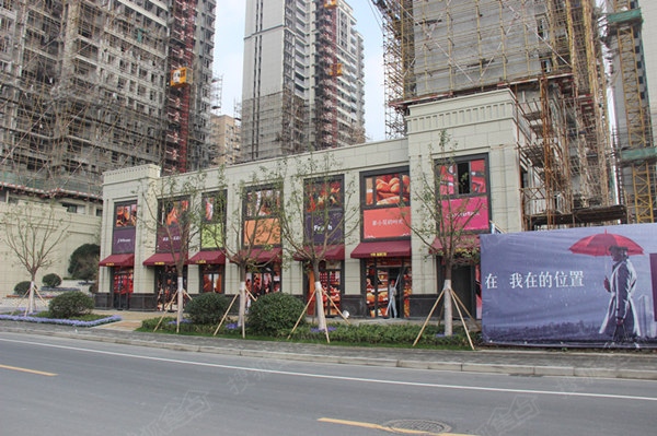 中海龙城公馆底商弄了差不多了,以后日常生活需求可以在家门口就满足