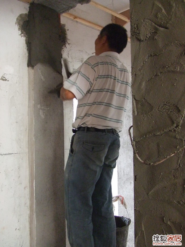 泥工师傅在修补过道的门洞